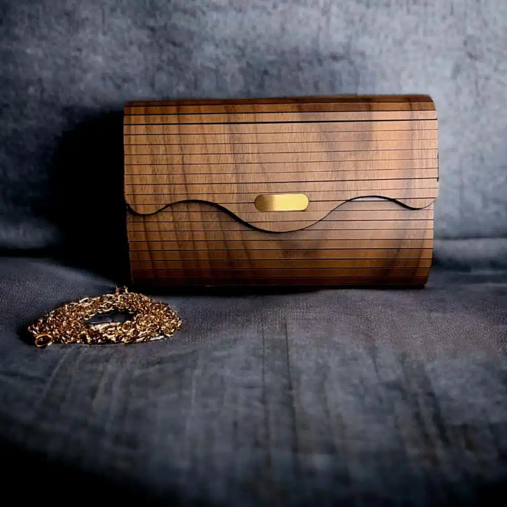 c0471e91-ff8b-4a01-973e-1e162b096bcb-1000x1000-ntArQ00HG7LsXlPryzWhHDEdfAA3QSmBFz1h7VTn.jpg Walnut Princess Wood Bag - Image 1