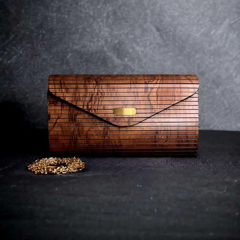 cda6e916-a4da-4906-ac98-126e46bb351a-1000x1000-Jod2IDQ9DP7iYOM5eXQdsSMG1PueYxoSIRPxEoUN.jpg Sandal Ladywood Bag - Image 1