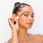 ⁦كارا دو مسكرة جل الحواجب⁩ - الصورة ⁦2⁩
